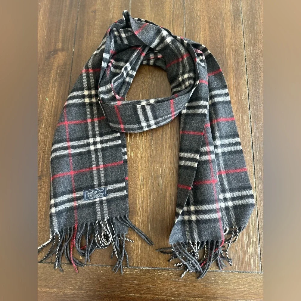 Vintage Burberry's cashmere scarf